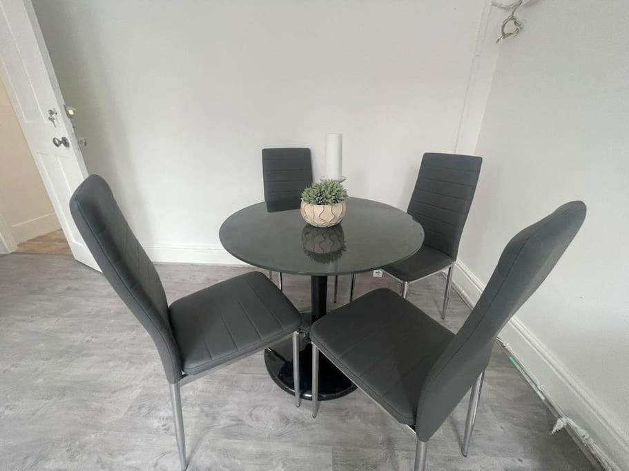 Lovely 2 Bed On Tower Bridge ロンドン エクステリア 写真